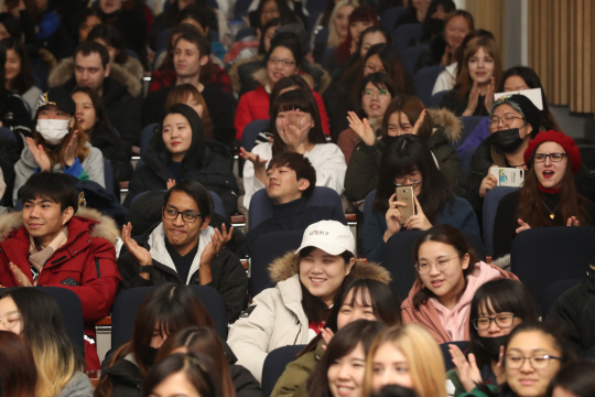 29일 서울 서대문구 이화여자대학교 삼성교육문화관에서 열린 제26회 외국인 한국어 말하기 대회 참가자들이 밝은 표정으로 귀를 기울이고 있다. 이날 대회는 ‘한국의 독특한 문화, 여행을 통해 알게 된 한국, 한류와 나’를 주제로 외국인 어학연수생들의 한국어 학습을 격려, 지원하기 위해 마련됐다.  /연합뉴스