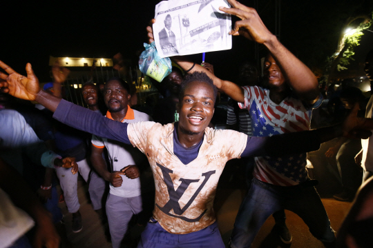 세계적인 축구 스타 조지 웨아가 28일(현지시간) 라이베리아의 제25대 대통령으로 당선되자 수도 몬로비아의 시민들이 거리로 나와 기뻐하고 있다. /몬로비아=EPA연합뉴스