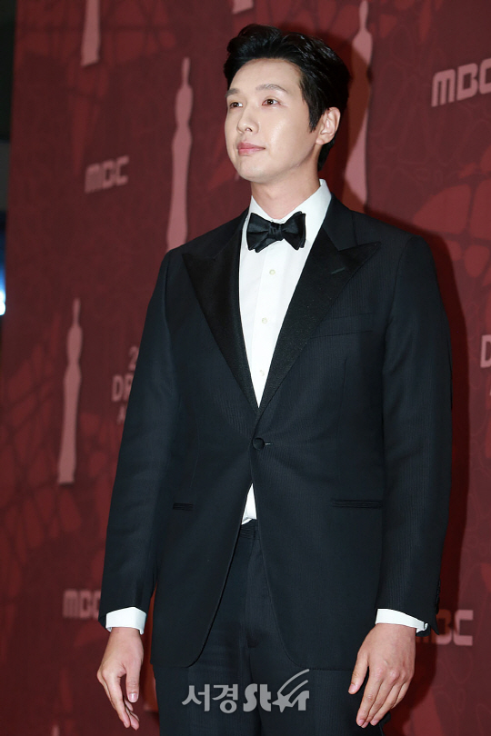 배우 지현우가 30일 오후 서울 마포구 상암동 상암MBC 공개홀 로비에서 열린 ‘2017 MBC연기대상’ 시상식에 참석해 포즈를 취하고 있다.