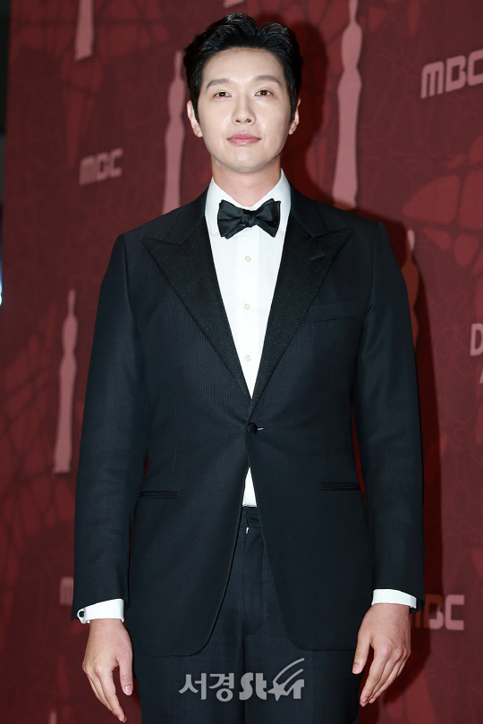 배우 지현우가 30일 오후 서울 마포구 상암동 상암MBC 공개홀 로비에서 열린 ‘2017 MBC연기대상’ 시상식에 참석해 포즈를 취하고 있다.