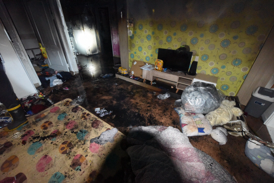 31일 오전 2시 28분께 광주 북구 두암동 한 아파트에서 화재가 발생해 어린이 3명이 숨졌다./연합뉴스
