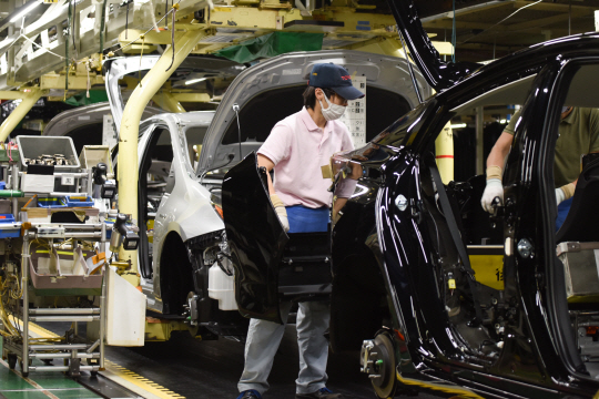 일본인 근로자들이 자동차 제조공장에서 조립 업무를 하고 있다. /블룸버그