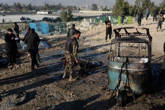 아프가니스탄의 보안 요원들이 31일(현지시간) 폭탄 테러가 발생한 장례식장 주변을 조사하고 있다. /잘랄라바드=AFP연합뉴스