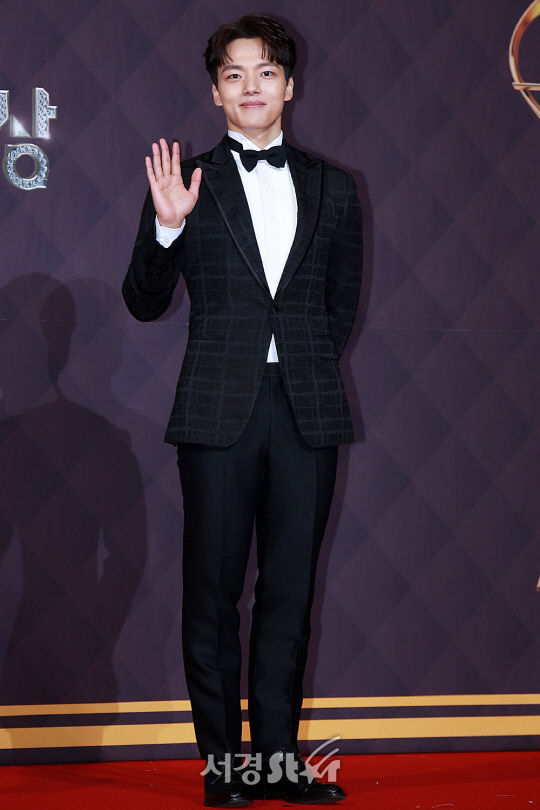 배우 여진구가 31일 오후 서울 마포구 상암동 SBS 프리즘타워 1층 로비에서 열린 ‘2017 SBS연기대상’ 시상식에 참석해 포즈를 취하고 있다.