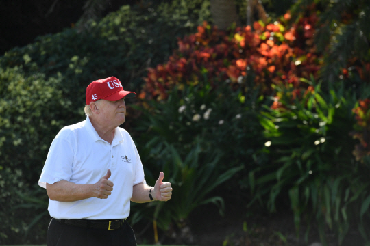 도널드 트럼프 미국 대통령이 지난 29일(현지시간) 플로리다 주 팜비치의 ‘트럼프 인터내셔널 골프클럽’에서 엄지를 치켜들고 있다. /마라라고=AFP연합뉴스