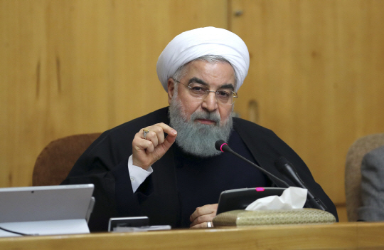 하산 로하니 이란 대통령이 2017년 12월31일(현지시간) 수도 테헤란에서 열린 내각 회의에 참석해 반(反)정부시위는 국민의 저항권 행사라는 입장을 밝히고 있다.          /테헤란=AP연합뉴스