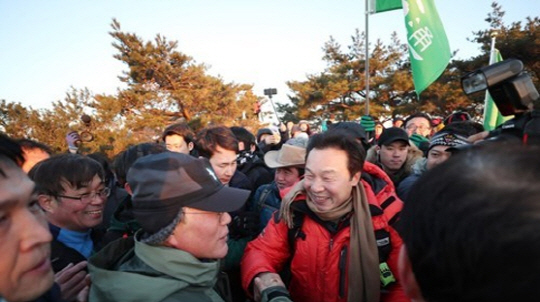 북한산 산행에서 만난 문재인 대통령과 손학규 국민의당 상임고문/연합뉴스