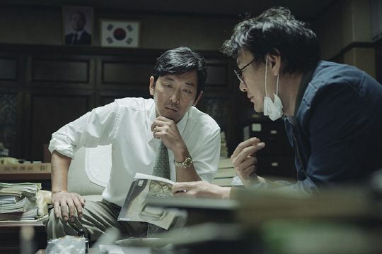 영화 ‘1987’에서 배우 하정우가 고 박종철씨 사망 사고의 진실을 파헤치는 검사역을 맡아 열연하고 있다.  /사진제공=영화사 연두