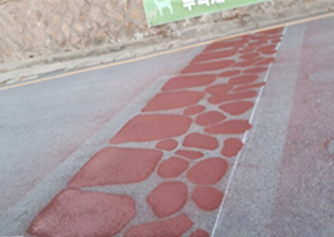 도로에 한양도성 흔적표시가 설치되어 있다. /사진제공=서울시