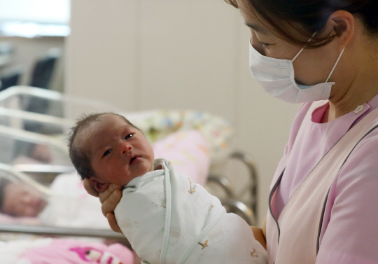 보건간호사회는 40%에 육박하는 인력이 비정규직이어서 업무의 연속성과 의료서비스의 질적 관리가 제대로 확보되지 않는다고 지적했다./연합뉴스