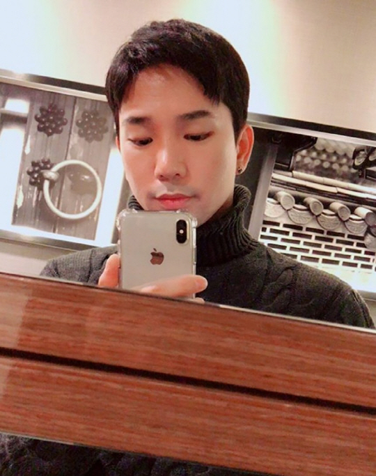 엠블랙 지오 일상 사진! “나도 샀다 아이폰” 어플없이 셀카 힘들어? 남자다운 모습 심쿵!