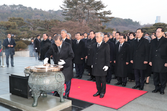 문재인 대통령이 이낙연 국무총리와 국무위원, 청와대 수석비서관 등과 함께 2일 오전 서울 국립서울현충원을 찾았다./연합뉴스