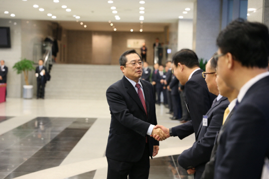 구자열(왼쪽) LS그룹 회장이 2일 안양 LS타워에서 시무식을 마친 후 임직원들과 악수를 나누고 있다. /사진제공=LS