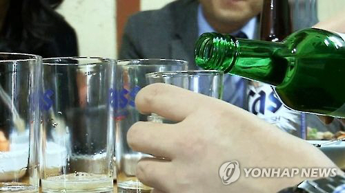 북한에서도 소주와 맥주를 섞는 ‘폭탄주’ 문화가 확산되고 있다는 관측이 제기됐다./연합뉴스
