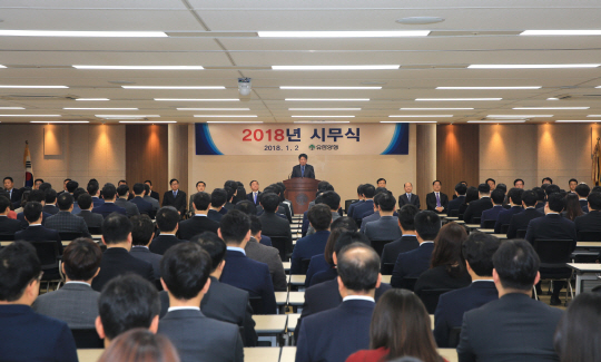 이정희 유한양행 대표이사가 2일 시무식을 열고 올해 경영 슬로건인 ‘새로운 도전, 새 가치 창조’에 대해 얘기하고 있다. /제공=유한양행