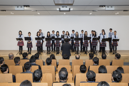 보령엄지합창단이 2일 서울 원남동 보령제약그룹 본사 중보홀에서 진행된 시무식에서 신년맞이 작은 음악회를 열고 있다. /제공=보령제약