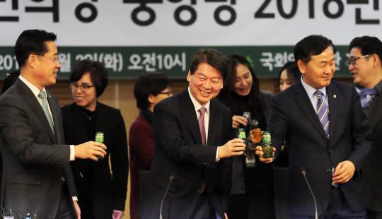 2일 국민의당 안철수 대표가 국회 의원회관에서 열린 중앙당 시무식에서 당직자들과 건배하고 있다./연합뉴스