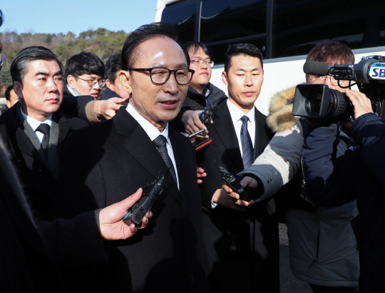 1일 이명박 전 대통령이 국립서울현충원 참배 후 기자들의 질문에 답하고 있다./연합뉴스