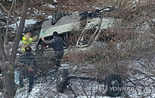 양구서 신병 22명 탄 군용버스 추락 사고…3명 중상·19명 경상