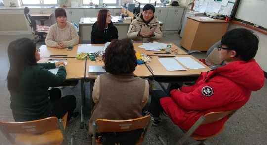 지난해 12월29일 서울농학교에 모인 청각장애인 대학 예비 신입생들이 입시 과정에서 있었던 일들에 대해 이야기하고 있다. /신다은기자
