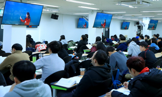 2일 서울 노량진 학원가의 한 공무원시험 학원에서 수험생들이 강의에 집중하고 있다.     /연합뉴스