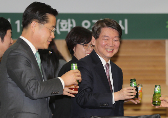 안철수 국민의당 대표가 2일 오전 국회에서 열린 중앙당 시무식에 참석했다./연합뉴스