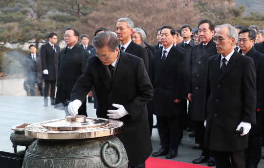 [정부 남북 고위급회담 제안]文, 2년째 끊긴 핫라인 복원 의지...北 '평창 청구서' 내밀듯