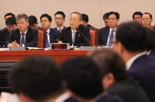 지난 27일 국회에서 열린  산업통상자원중소벤처기업위원회 전체회의에서 백운규 산업통상자원부 장관이 임종석 청와대 비서실장이 아랍에미리트(UAE) 방문과 관련된 의원들의 질의에 답하고 있다./연합뉴스