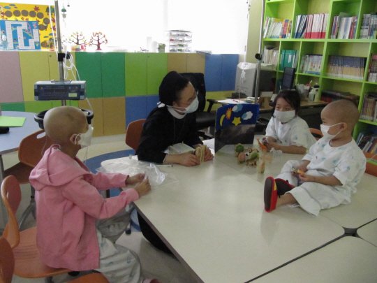 서울성모병원 어린이학교에서 소아혈액암 환자들이 병원 소속 수녀님으로부터 수업을 받고 있다. /사진제공=서울성모병원