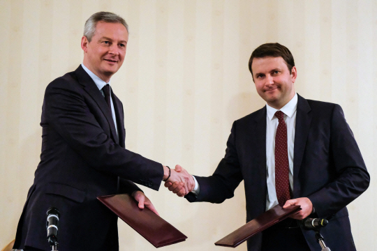 브뤼노 르메르(왼쪽) 프랑스 재무장관이 지난해 12월19일 러시아 모스크바에서 열린 회의에서 막심 오레슈킨 러시아 경제개발장관과 악수하고 있다.  /게티이미지, WSJ