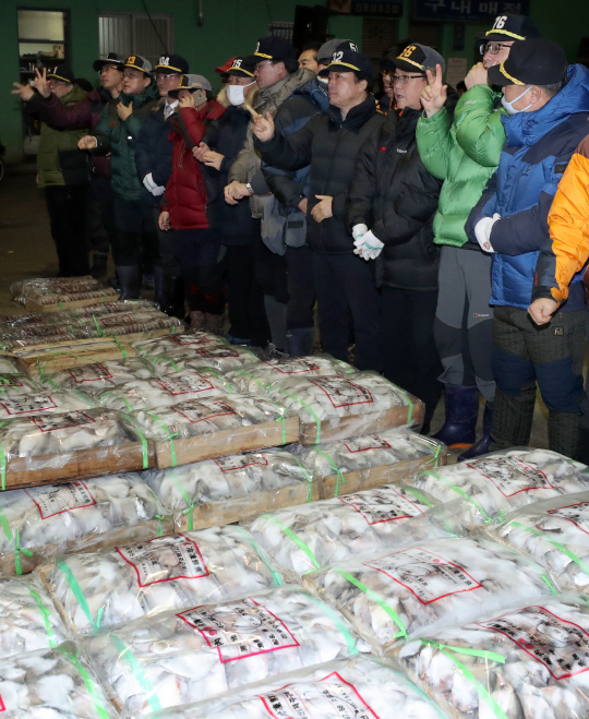 2일 부산 서구 공동어시장에서 열린 새해 첫 수산물 경매행사에 참가한 중도매인들이 경매를 하고 있다. /부산=연합뉴스