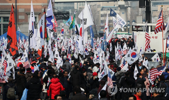‘태극기집회’ 친박단체 간부 3명, 불법 모금 혐의로 경찰 수사