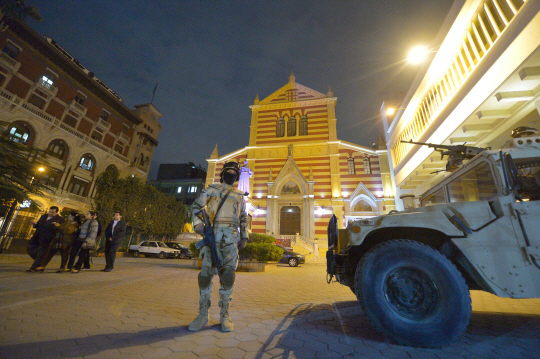 이집트 수도 카이로의 한 성당 앞에서 지난달 31일(현지시간) 무장군인이 경계를 서고 있다./카이로=AFP연합뉴스