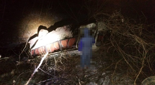 2일 오후 강원 양구군의 한 터널 인근에서 군용 미니버스가 도로 옆 20여m 아래로 추락했다. 이 사고로 군용버스에 타고 있던 장병 22명이 다쳤다./연합뉴스