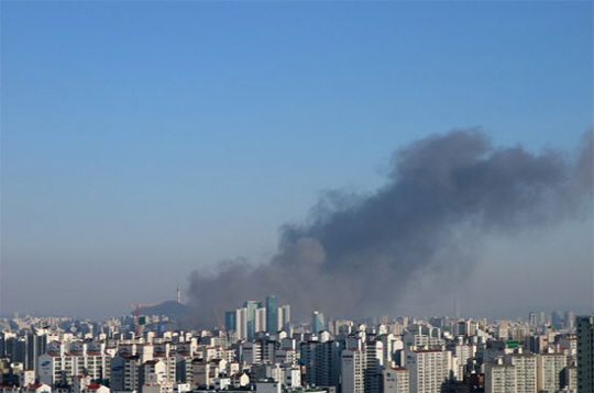 ‘홍대 서교동 화재’ 얼마나 심하길래? 현장 일대 혼란 “대형불로 학교까지 냄새 난다” SNS 실시간