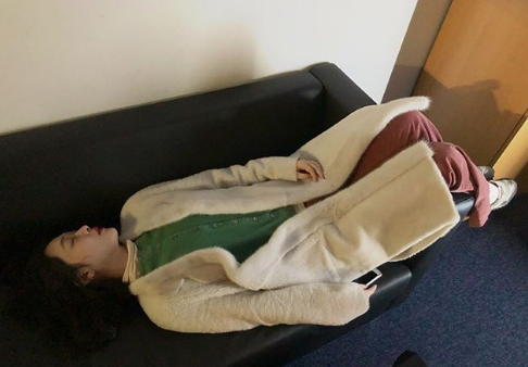 설리, 휴식 취하는 모습 공개 ‘잠자는 소파의 미녀’