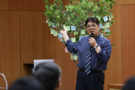 김영준 한국콘텐츠진흥원 신임 원장이 지난 2일 나주 본원 빛가람홀에서 취임식 대신 토크 콘서트 ‘Hi Hello’를 열어 미래 비전을 밝히는 한편 직원들과 자유롭게 이야기를 나누고 있다. /사진제공=한국콘텐츠진흥원