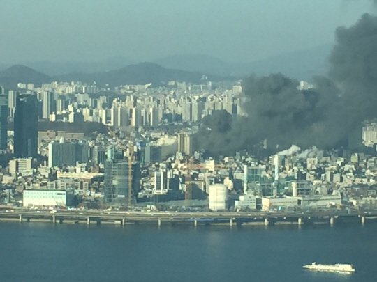 3일 오후 3시10분께 서울 마포구 서교동사거리 인근 공사장에서 불이 나 검은 연기가 나고 있다. /연합뉴스