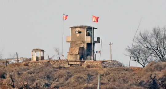 지난 2일 오후 경기도 파주시 접경지역의 남북한 초소가 임진강을 사이에 두고 마주보고 있다. 김정은 북한 노동당 위원장이 1일 신년사에서 평창 동계올림픽에 대표단을 파견할 용의가 있다고 밝힌 데 이어 조명균 통일부 장관은 지난 2일 판무점에서의 남북 고위급 회담을 제안했다./파주=연합뉴스