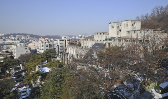서울 은평구 불광동에 위치한 은평구립도서관 측면. 경사진 대각선 지면을 따라 계단식으로 층을 쌓아 올려 건물이 웅장하게 보이게 한다. /송은석기자