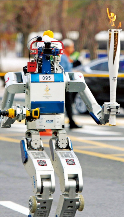 휴머노이드 ‘휴보’가 평창동계올림픽 성화를 봉송하고 있다. /사진제공=평창올림픽 로봇지원단