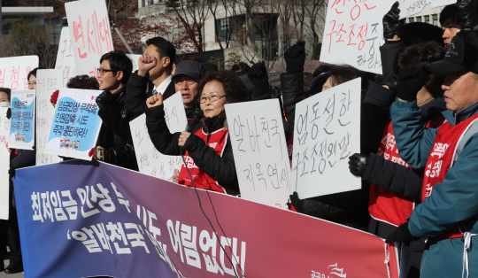 3일 공공운수노조 서울경인지역공공서비스지부 연세대학교 비정규직 청소, 경비 노동자들이 서울 연세대학교 학생회관 앞에서 기자회견을 열고 학교당국의 구조조정 방침을 규탄하고 있다./연합뉴스