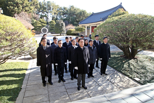 조훈구 부산본부세관장이 권역 내 세관장 등 17명과 함께 부산 충렬사를 찾아 참배했다./사진제공=부산본부세관