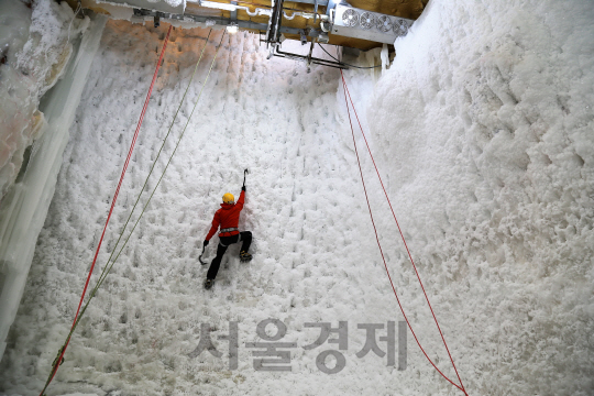 서울 강북구의 코오롱등산학교 실내 빙벽장.