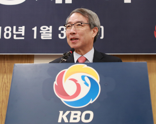 'KBO리그 산업화 기초 세우겠다'  정운찬 총재 취임