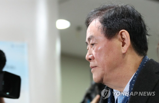 ‘1억 국정원 뇌물’ 최경환 구속…법원 “범죄혐의 소명”