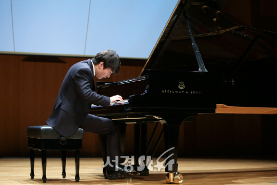 조성진, '빨려 들어가는 피아노 연주' | 서울경제