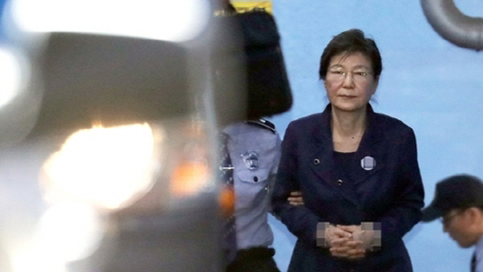 국정농단 사건 관련 뇌물수수 등 혐의로 재판을 받는 박근혜 전 대통령/연합뉴스