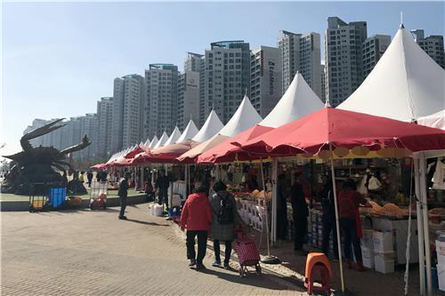 인천 소래포구 어시장 인근 무허가 좌판상점이 철거된다./연합뉴스