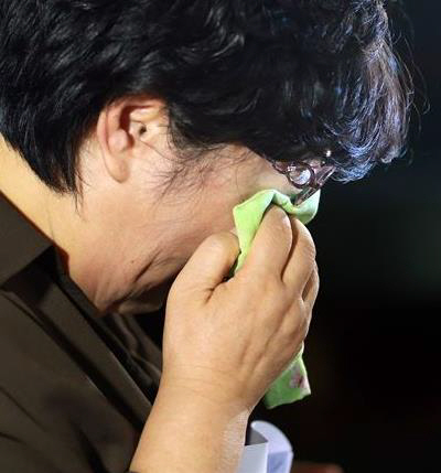 2014년 선임병들의 구타와 가혹행위로 사망한 윤일병의 어머니가 눈물을 흘리고 있다./연합뉴스